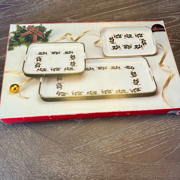 Vintage 3 piece Lacquer Ware Nesting Trays set.  Christmas Poinsettias design - Picture 2 of 11